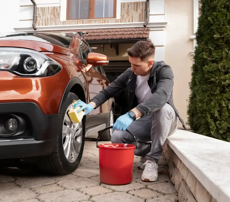 Lavage auto à domicile Condac : professionnel intervenant sur un véhicule